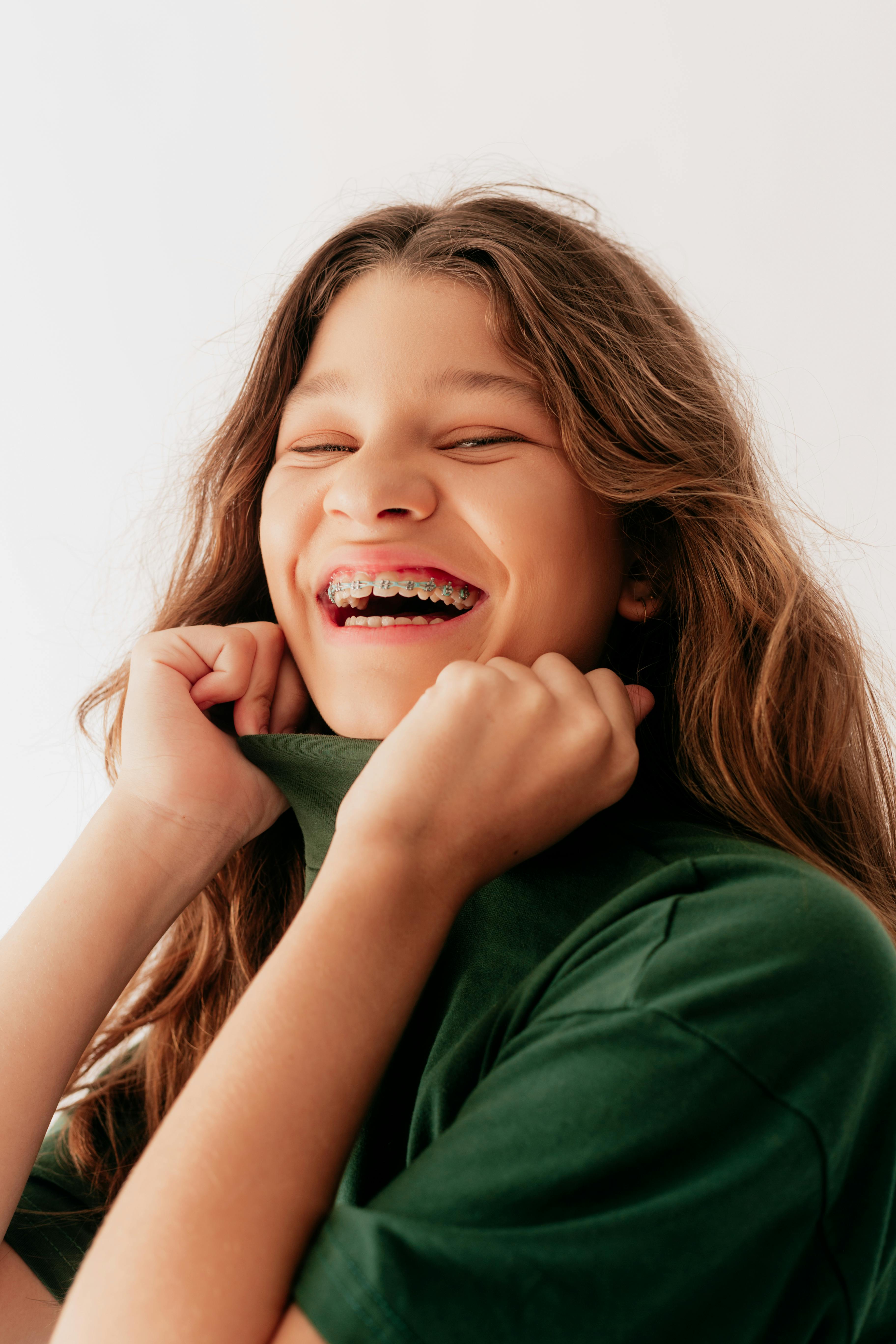 Paciente sorrindo e mostrando seu aparelho ortodôntico