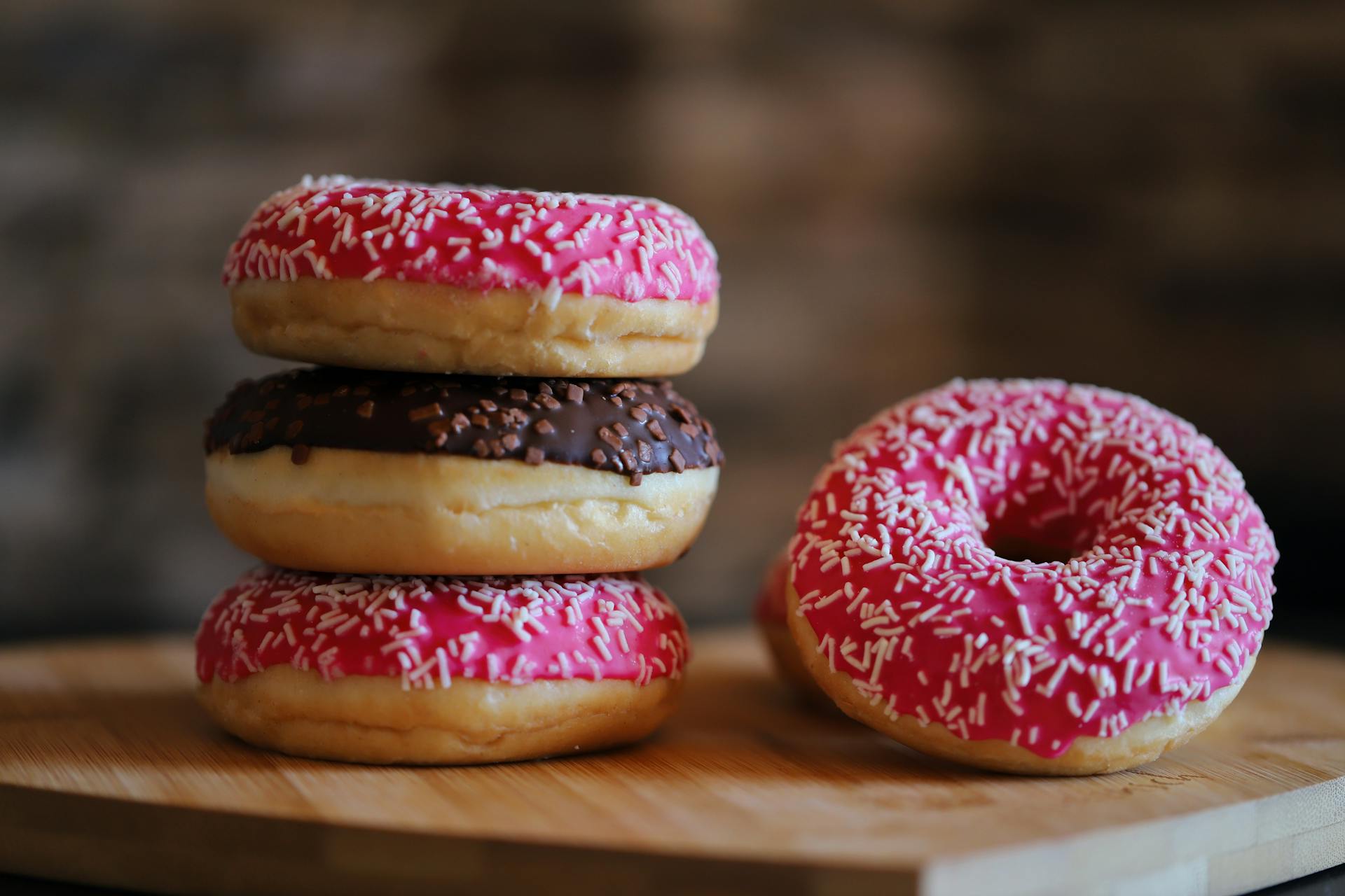 Pilha de donuts deliciosos sobre a mesa